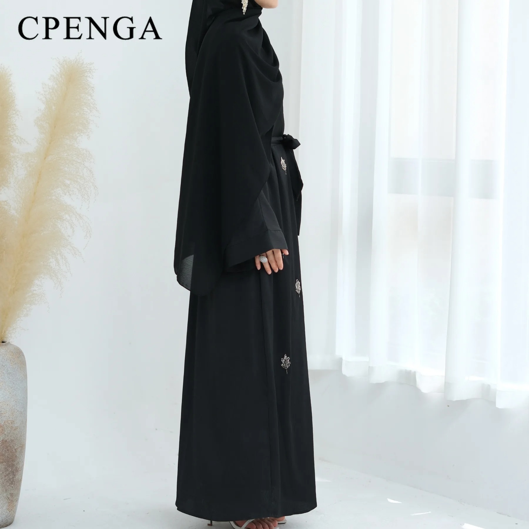 عباية مطرزة فاخرة