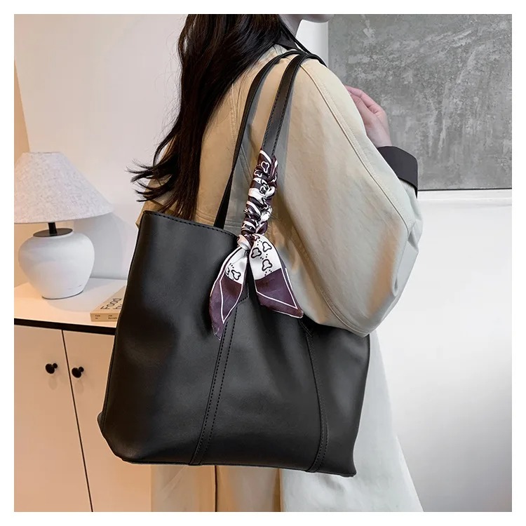 حقيبة حمل (Tote) سوداء كبيرة السعة
