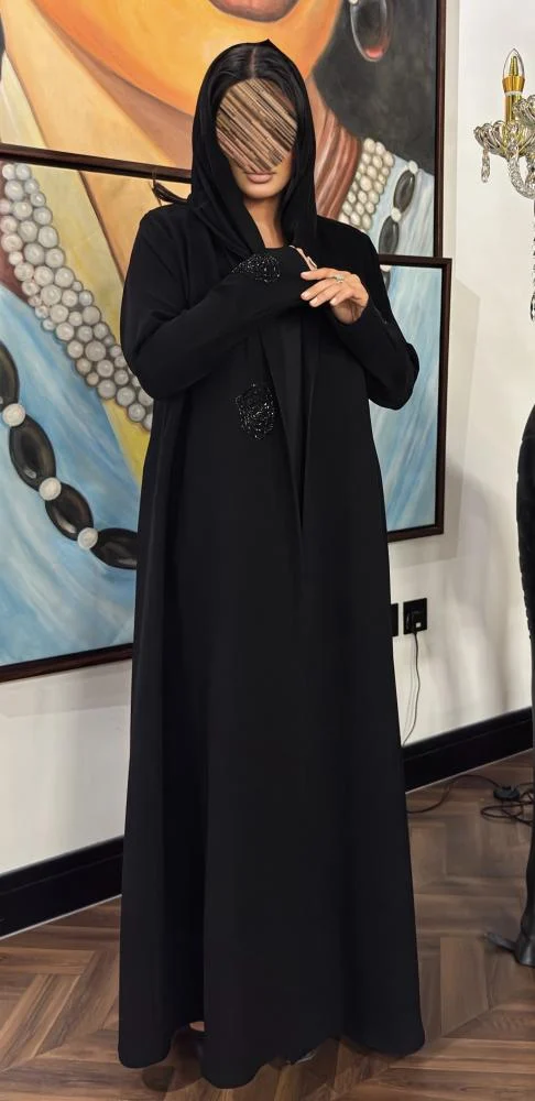 عبايه بقماش كريب مع شك دائري