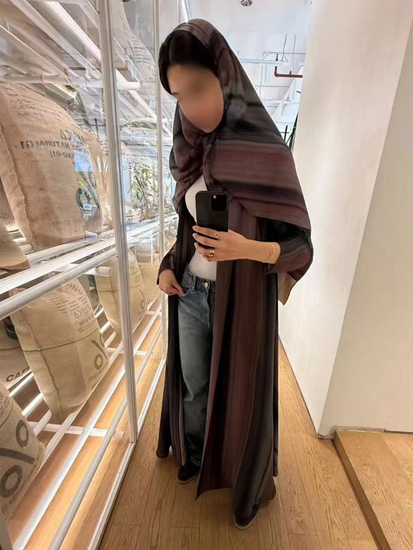 عباية بتفصيل عصري